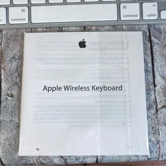 Apple Nwt Wireless Keyboard Slim Portable Bluetooth Connectivity - Picture 3 of 10